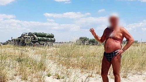 Turista tira foto diante de blindado da Rússia, e Ucrânia agradece pela ajuda na localização de força antiaérea rival