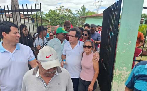 Tutmés Airan visita famílias despejadas em Messias