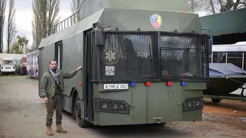Romenos fazem campanha e doam hospital móvel estilo ‘Mad Max’ à Ucrânia
