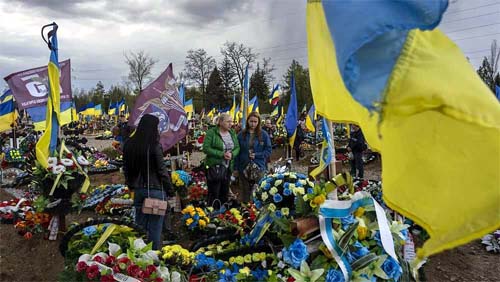 Ucranianos lembram entes queridos mortos na invasão russa 