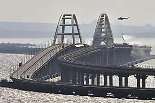 Dois mortos em explosões na ponte da Crimeia