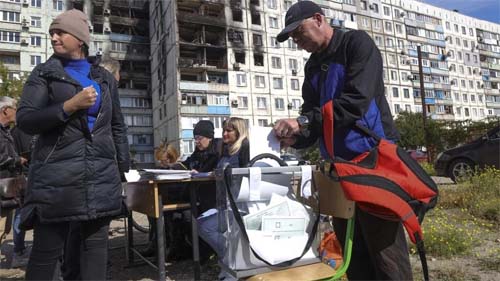 Com urnas itinerantes, moradores do Donbass votam em plebiscito sobre anexação do território à Rússia