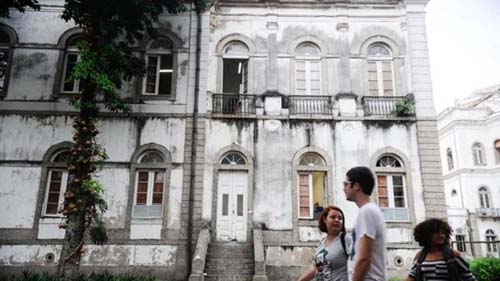 Universidades públicas suspendem aulas virtuais em meio ao coronavírus; particulares se mobilizam contra redução de mensalidades