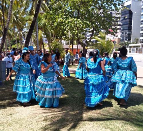 Ao som dos batuques na orla, umbandistas comemoram dia de Yemanjá