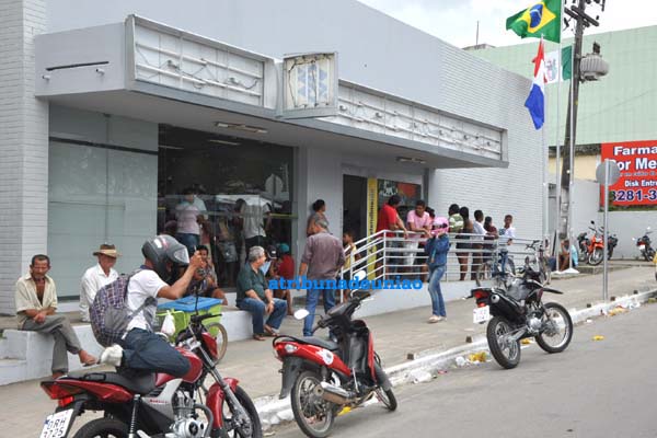 Apesar do ponto facultativo, é intenso movimento nos bancos pós-greve no centro da cidade