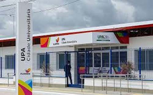 Mulher com rosto ensanguentado denuncia agressão do pai em base comunitária em Maceió