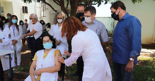 Intensificação da vacinação pode colocar economia de volta aos eixos