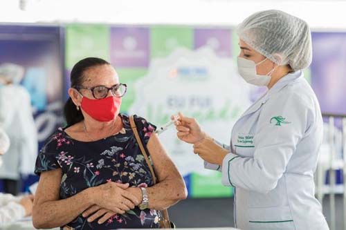 Chegada de 96.500 doses de vacinas da AstraZeneca reforça imunização em Alagoas