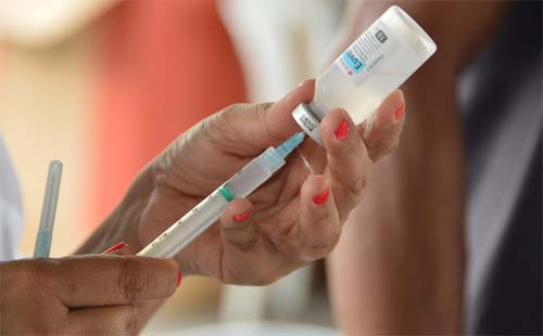 Casos de covid-19 aumentam 80% no mundo; mortes têm queda de 57%