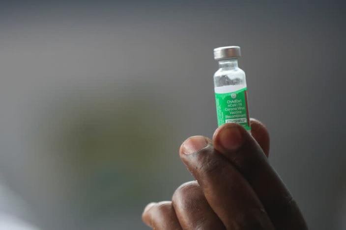 Fiocruz ficará duas semanas sem entregar doses de vacina contra Covid-19