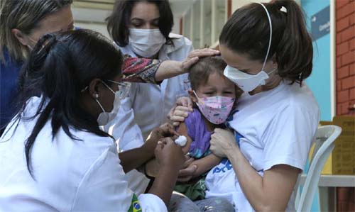 Ministério da Saúde recebe 1 milhão de doses de vacina contra covid-19