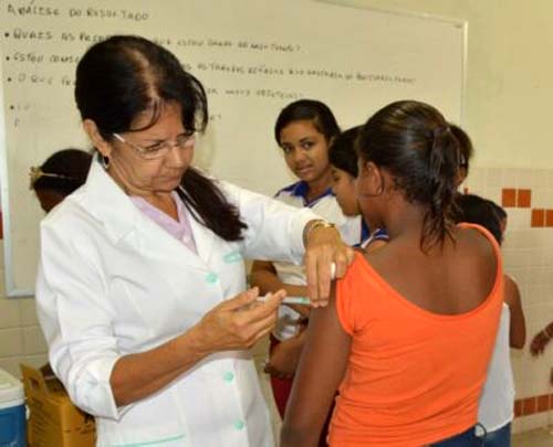 Vacina contra o HPV passa a ser aplicada na mesma faixa etária para meninos e meninas