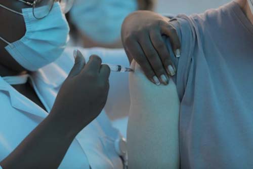 Vacinas da gripe e da Covid-19 serão tomadas com intervalo de 14 dias