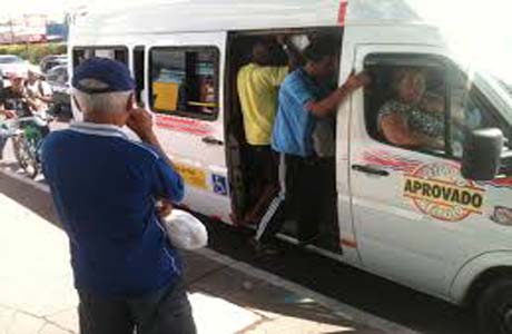 Projeto quer isentar de IPVA taxistas que transportam mais de sete passageiros 