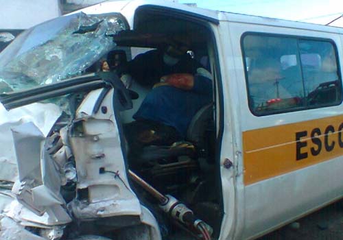 Colisão entre van escolar e ônibus deixa três feridos