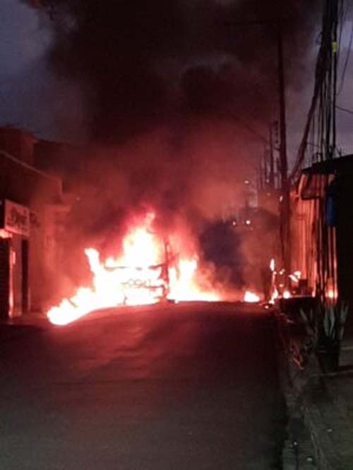 Van de transporte coletivo pega fogo em Rio Largo