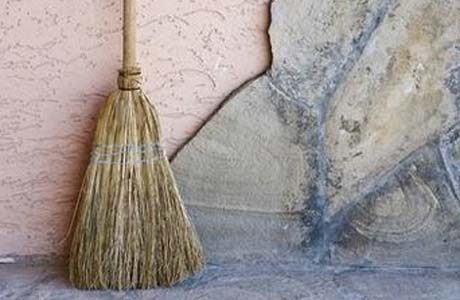 Homem enciumado agride prima com cabo de vassoura 