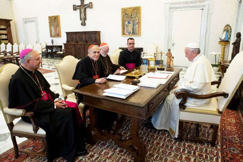 Vaticano confirma ter diretriz secreta para lidar com padre que tem filho