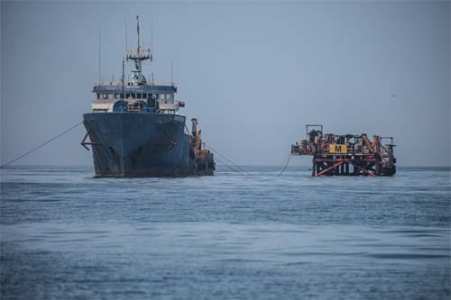 Vestígios de vazamentos de óleo continuam atingindo o mar peruano