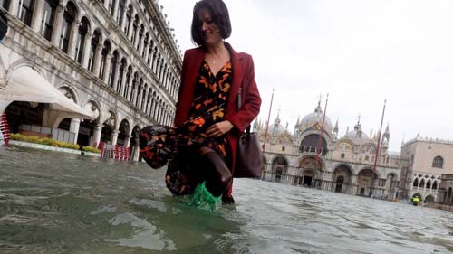 Tempestade em Itália faz sete mortos, submerge Veneza e encerra escolas