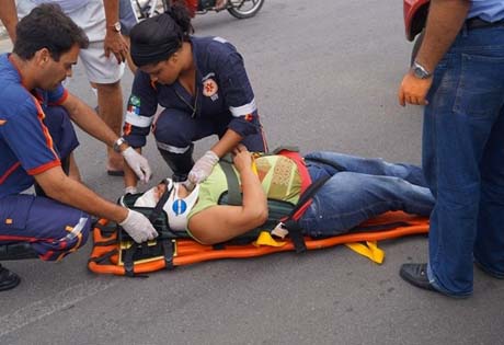Colisão envolvendo três veículos na parte alta de Penedo deixa mulher ferida 