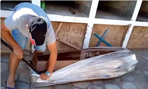 Vereador abre caixão para provar que idoso não morreu de covid