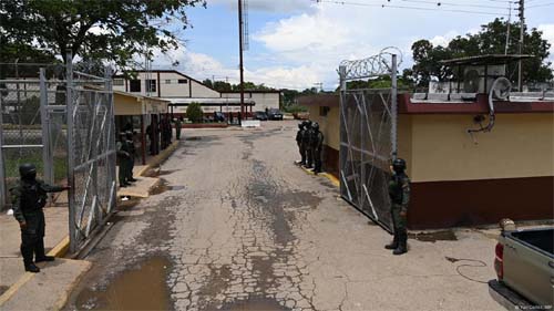 Trump ignora decisão judicial e deporta venezuelanos com base em lei de 1798