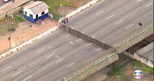 Viaduto cede e interdita trânsito na Marginal Pinheiros, em São Paulo