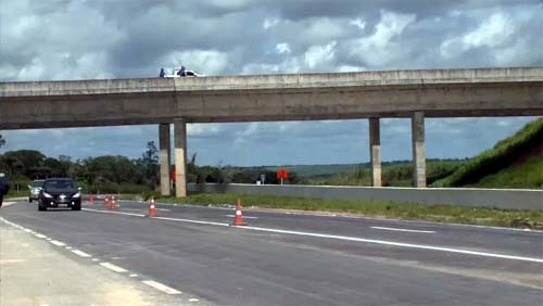 Corpo de jovem de 24 anos é encontrado sob viaduto com perfurações de faca