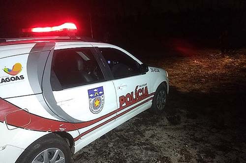 Homem é morto com 5 tiros na cabeça e irmãos são baleados em Maceió