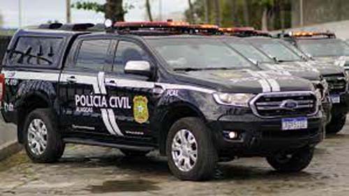 Homem foragido após matar ex-companheira em 2017 se apresenta à delegacia