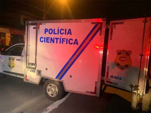 Adolescente sobrevive a atentado ao se esconder em banheiro; mulher morre e homem fica ferido