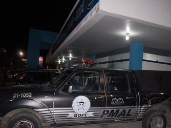 Mulher é presa após dar cabeçada em viatura policial