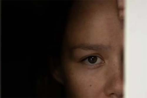 Na Gruta, mulher se esconde no armário para escapar da fúria do marido 