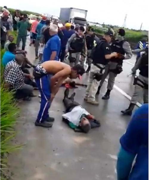 Seis pessoas ficam feridas após van capotar na BR-101, em Alagoas; veja o vídeo