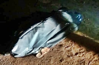 Gestante morre após acidente entre motocicleta e caminhão de transporte de cana