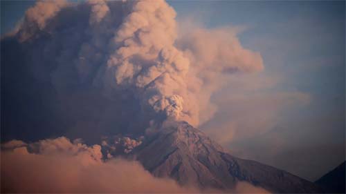 Erupção do vulcão Fuego força retirada de milhares de pessoas na Guatemala