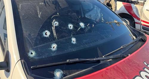 Imagem mostra que policiais foram recebidos a tiros no Benedito Bentes; duas crianças e uma mulher ficaram feridas