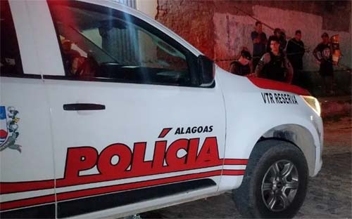 Por não aceitar término, mulher quebra braço de companheiro com cadeira e é presa, em Maceió