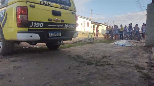 Jovem é encontrado morto após moradores ouvir disparos; vítima fazia pequenos roubos, diz pai