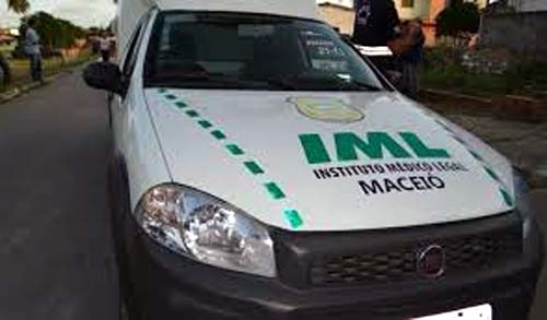 Homem é executado com tiros na cabeça e tem corpo arrastado por rua