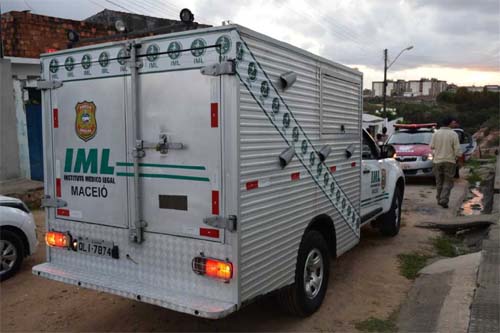 Jovem vítima de homicídio tem corpo deixado na entrada de residência no Feitosa