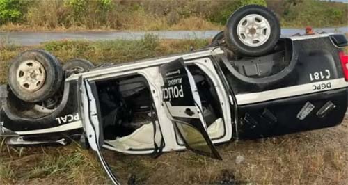 Viatura da Polícia Civil capota na AL-220; agente sofre fratura no braço