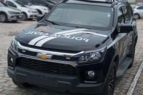 Homem Atira Acidentalmente no Próprio Filho em Dois Riachos