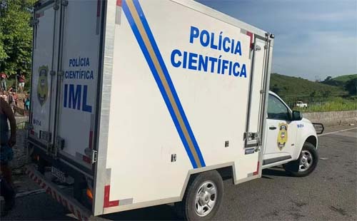 Um homem foi encontrado morto com as mãos amarradas nas costas dentro do veículo