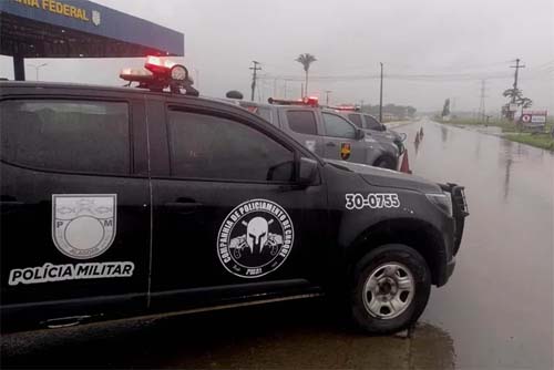 Com ajuda de cães farejadores, PM apreende drogas em ônibus que transportavam torcida organizada da Paraíba para Maceió