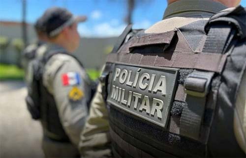 Cheiro de maconha: homem xinga PMs em abordagem e diz que tio vai “resolver situação”