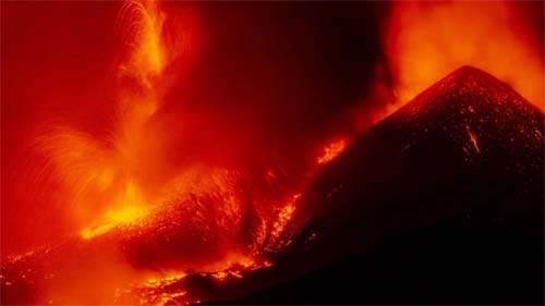 Erupção do vulcão Etna cancela voos no aerporto siciliano de Catânia