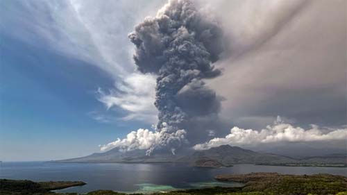 Erupção de vulcão em Bali causa cancelamento de voos e transtornos no tráfego aéreo