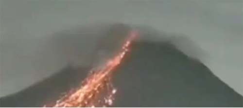Vulcão entra em erupção na Indonésia e força a evacuação de moradores